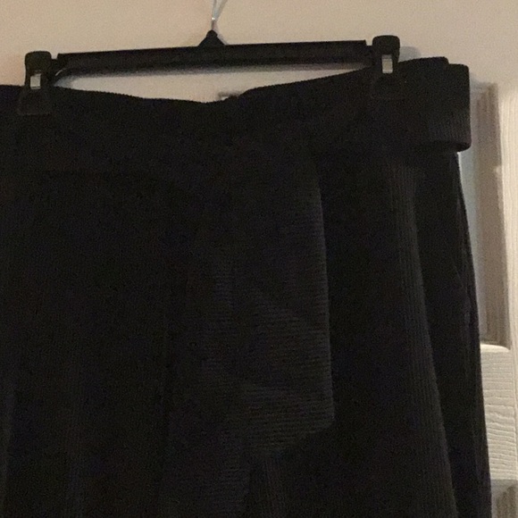 Just like new. Wide leg capris. - Picture 2 of 4